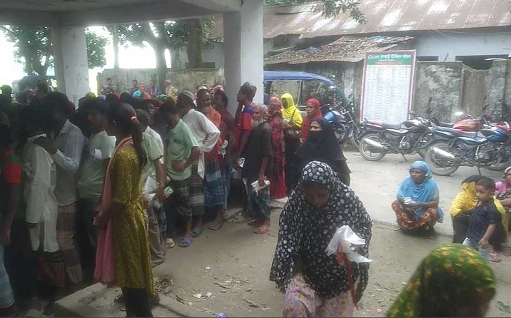 টাঙ্গাইলে ভিজিএফের চাল বিতরণ